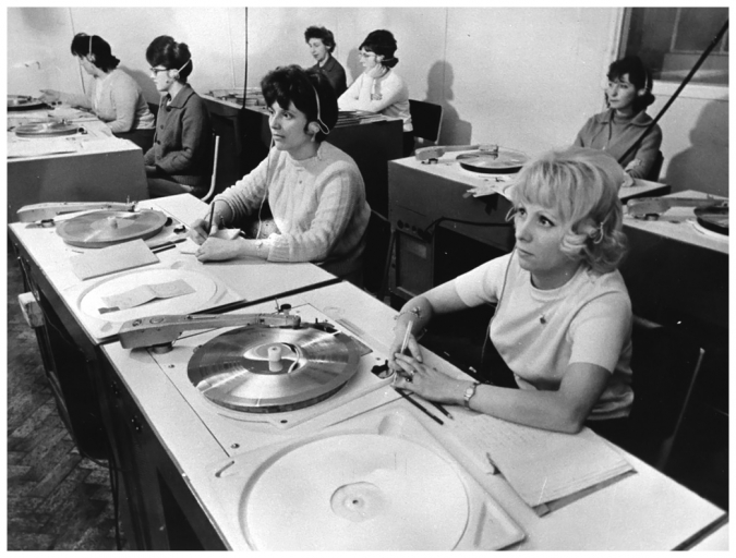 impiegate-della-casa-discografica-emi-controllano-alcune-e2809cmadrie2809d-prima-dell avvio-della-produzione-dei-dischi-getty